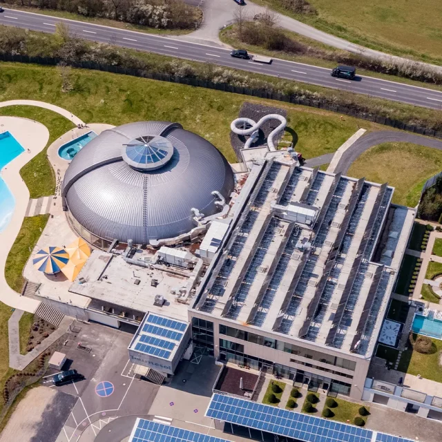 Luftaufnahme des Tournesol Idstein, mit Kuppeldach, Freibad und Saunabereich